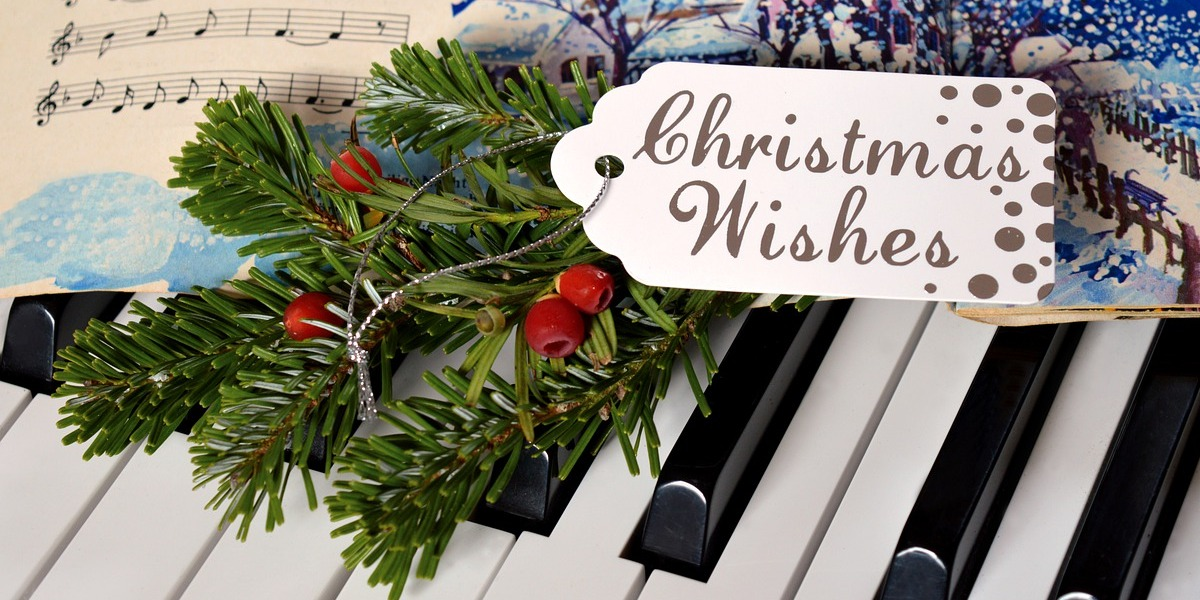 クリスマス・リースとピアノ