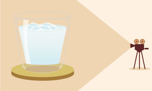 氷水の入ったチェイサーグラス