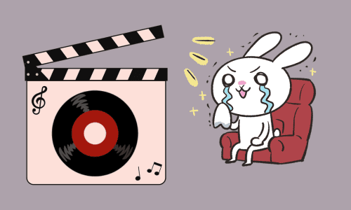 映画撮影のカチンコ(桜色)と映画館の座席で泣いているウサギ